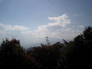 高尾山山頂より富士山方面を望む