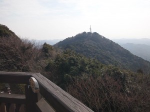 富山山頂展望台から観音堂を見る