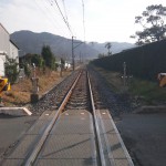岩井駅そばの踏み切りから館山方面を見る。単線だよ。