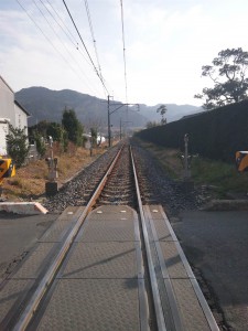 岩井駅そばの踏み切りから館山方面を見る。単線だよ。