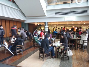 ５Fのカフェ（テーブルといすのサイズが4種類手がから小-中-大-特大）