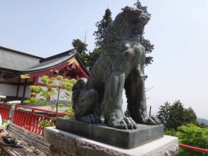 御嶽神社境内の犬の眷属1
