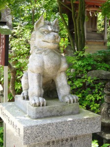 御嶽神社境内の犬の眷属3