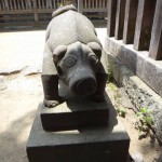 御嶽神社境内の犬の眷属4