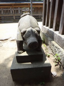 御嶽神社境内の犬の眷属4
