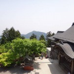 御嶽神社境内から日の出山を望む