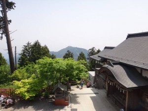 御嶽神社境内から日の出山を望む