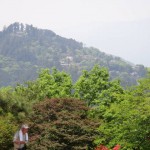 日の出山山頂から御岳山（御嶽神社）を望む