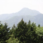 日の出山から大岳山を望む